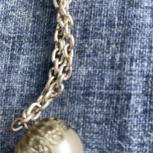 Floral Medallion Pendant Necklace - Women Jewelry - Picture 4 of 6